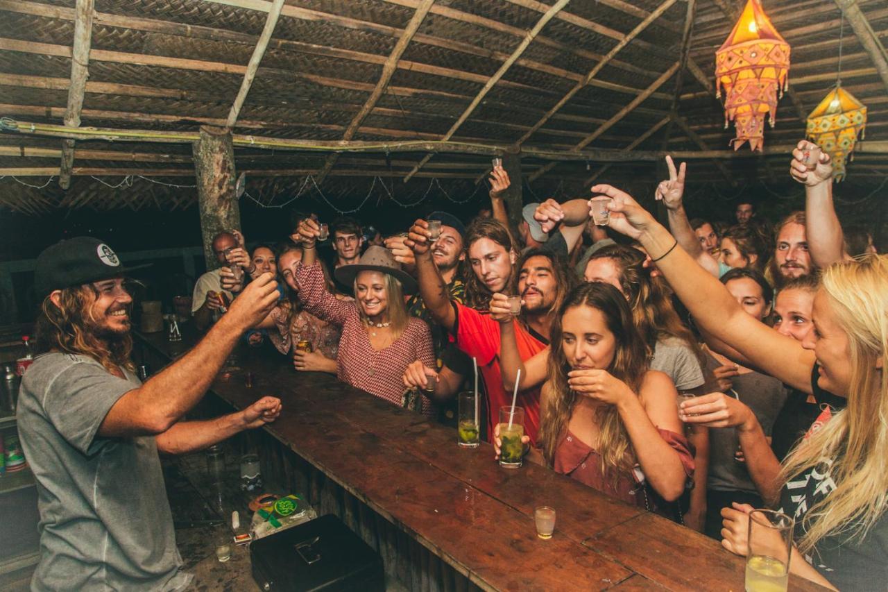 Surf & Party - Hostel Somewhere Else Canggu Exterior foto