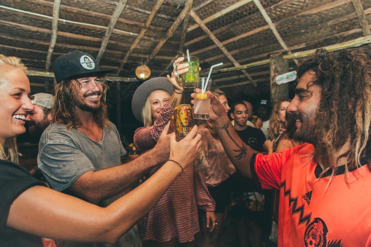 Surf & Party - Hostel Somewhere Else Canggu Exterior foto